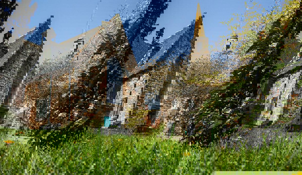 Outside of the auld Kirk