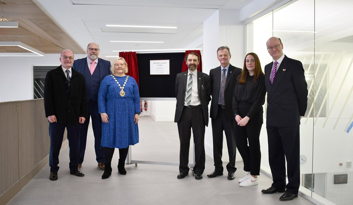 Provost with councilors unveiling official Allander plack