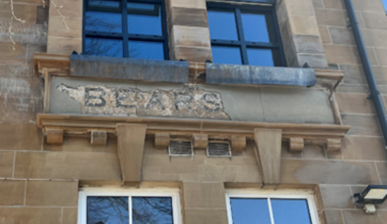 Imagine of building showing old hand painted bearsden sign