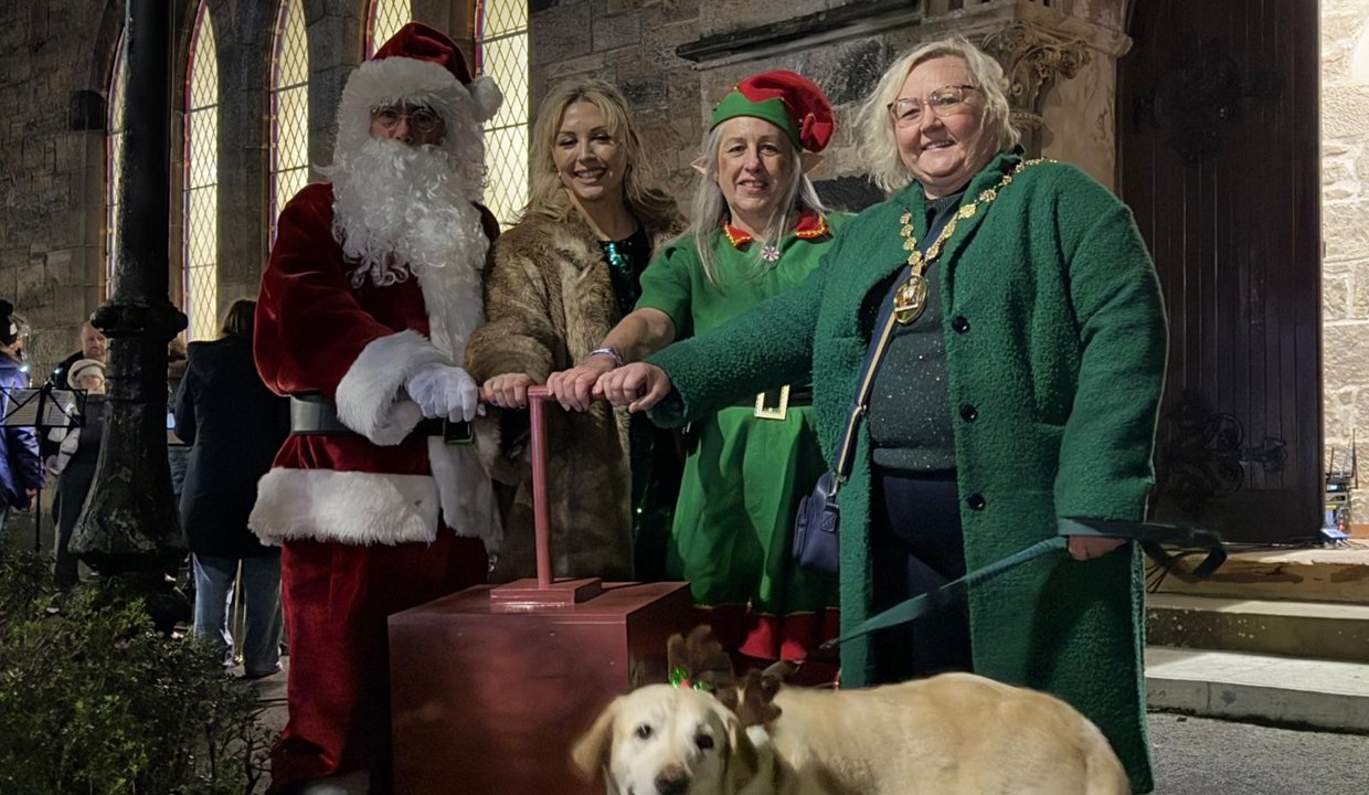 Provost (right) with Santa, Roisin and an elf switch on the Lenzie Christmas lights