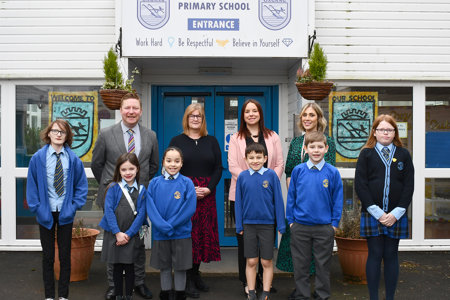 Councillor Lynda Williamson, Acting Headteacher Sarah Muotune, Cheif education officer Greg Bremner and Oxgang Primary pupils
