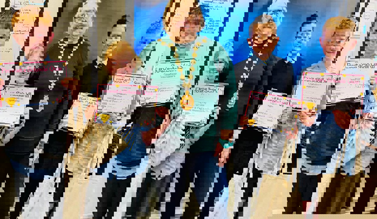 Provost with pupils from Oxgang Primary School