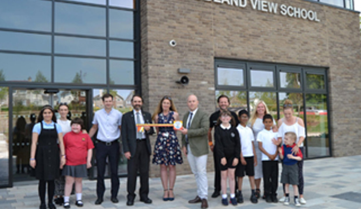 Cllr Gordan Low, HT Kay Hunter and Project Manager of McLaughlin & Harvey, Gary McLeary with staff and pupils of Campsie View and Merkland Schools.