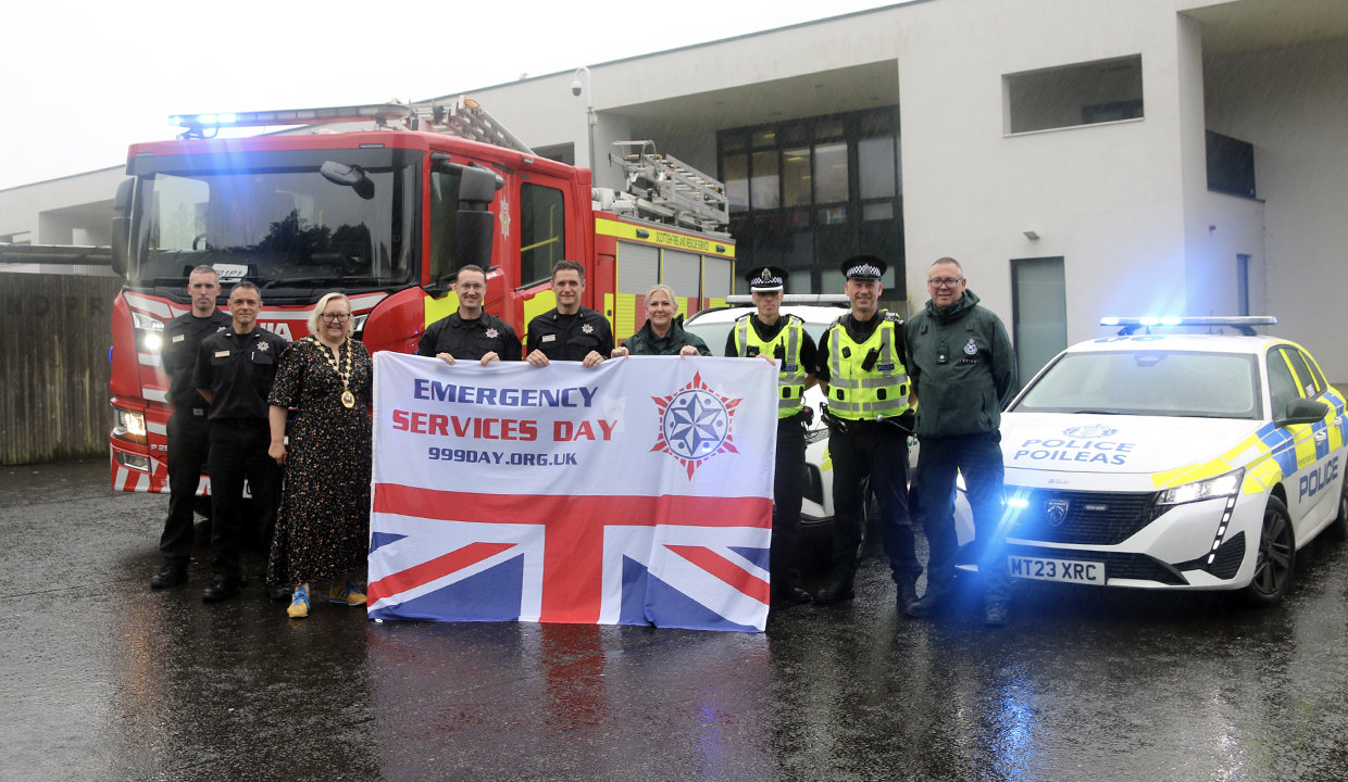 Representatives of our local blue light services came to Council HQ with their emergency vehicles to meet Provost Renwick and unfurl the Emergency Services Day flag.