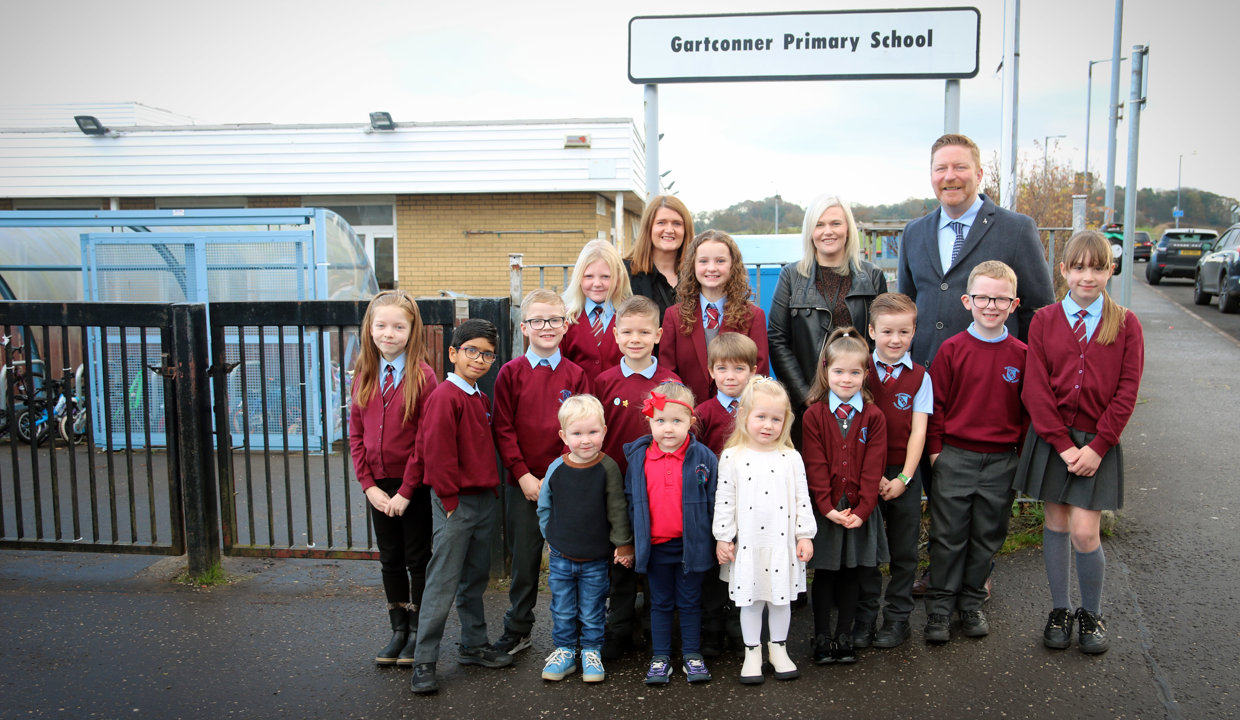 Pupils, staff and Chief Education Officer Greg Bremner outside Gartconner Primary School