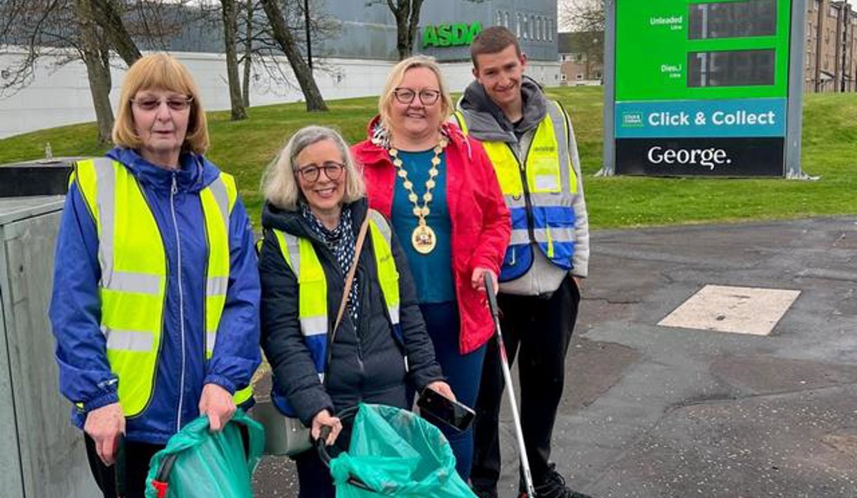 Provost Renwick with Beryl, Lynn & Fraser from Betterbriggs and the manager of Bishopbriggs' ASDA
