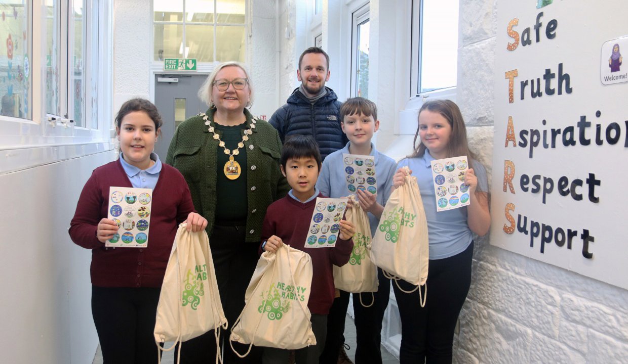 the winning pupils at Lennoxtown Primary School with Provost Renwick and Transport Development Officer Stuart Tilston